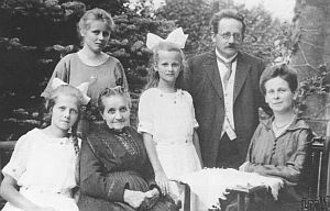 Alfred Meiche mit Familie (um 1925)